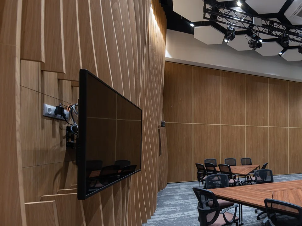 Slatted acoustic walls in a conference hall